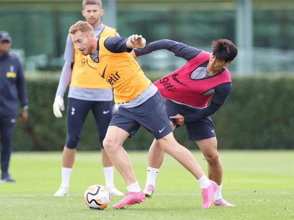 新援阿里亚斯参加了狼队在西班牙的首堂训练课！🇨🇴