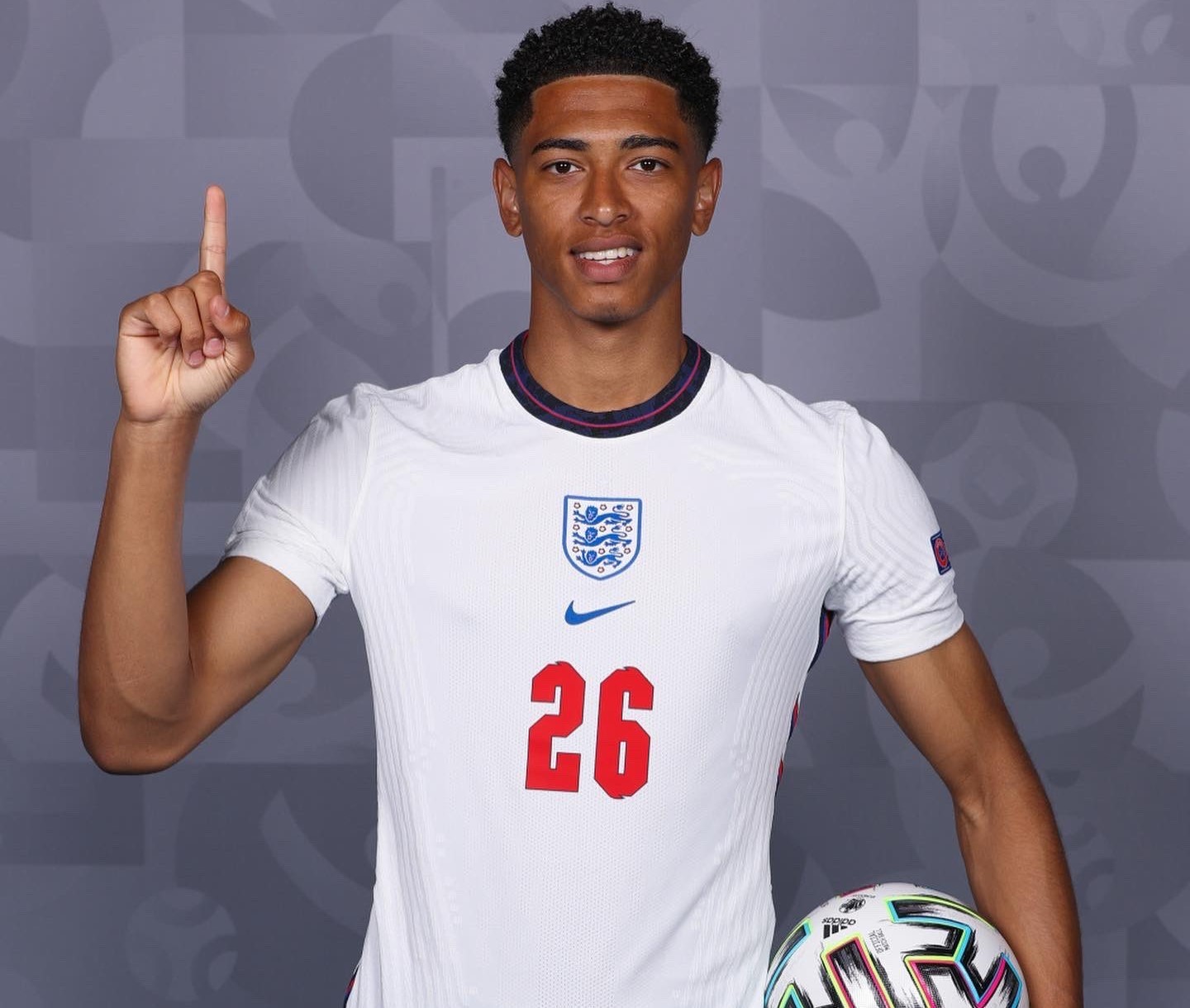 输掉国家德比后，河床球员萨拉斯用拳击打场内拍照的一名人员