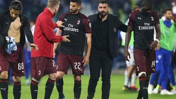 祸不单行，迪巴拉对阵米兰射失点球时疑似拉伤大腿（双重打击！迪巴拉战米兰罚丢点球，疑似大腿拉伤）