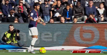 曼联冲击欧冠资格压力巨大（曼联争夺欧冠席位压力沉重）