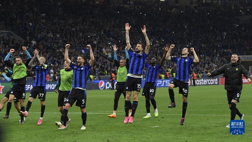 萨里：建议把VAR设备放的离替补席远一点，裁判需要冷静判断（萨里：应将VAR设备远离替补席，便于裁判冷静判罚）