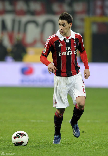 麦克阿瑟FCvs大埔亚冠赛前为香港大埔火灾遇难者...（亚冠赛前，麦克阿瑟FC对阵大埔，为香港大埔火灾遇难者致哀）