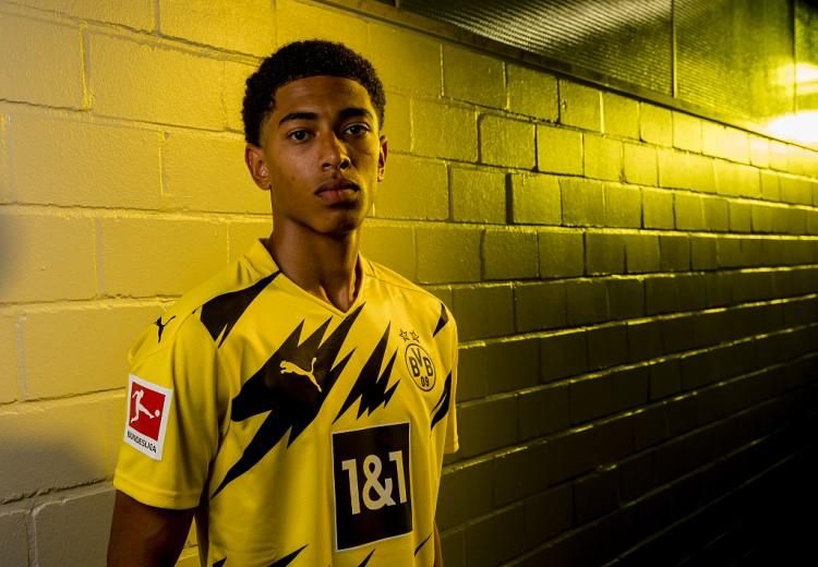 门将助攻前锋！离谱名场面（门将送出助攻，前锋破门上演离谱一幕）