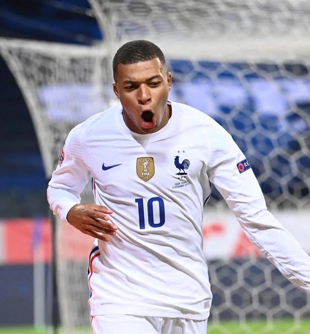 中超：上海海港主场4-1击败深圳队（中超：上海海港主场4比1力克深圳队）