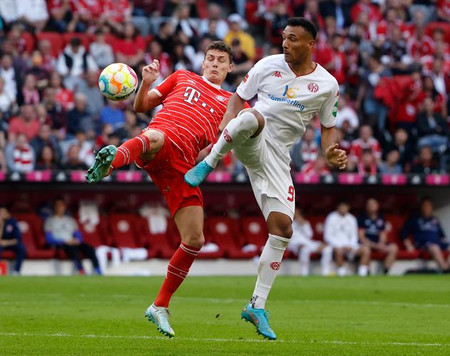 远在迈阿密心系罗马，托蒂和坎德拉用手机观看老东家焦点大战（托蒂与坎德拉身在迈阿密仍牵挂罗马，用手机观看老东家焦点之战）