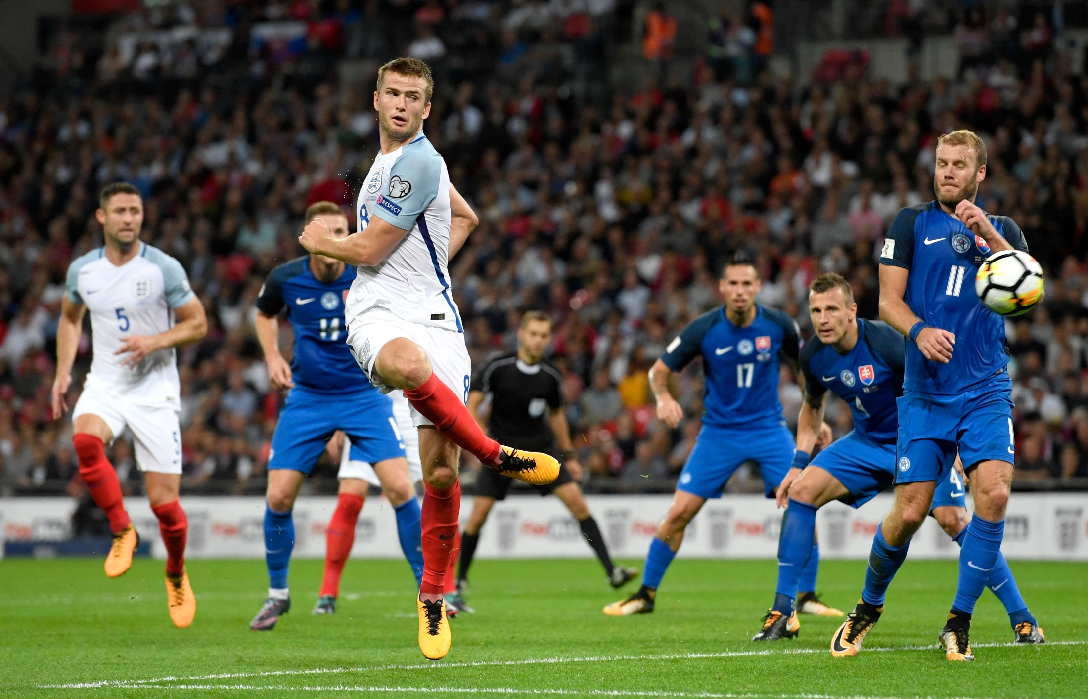 巴媒：内马尔左膝半月板受损，可能会赛季报销