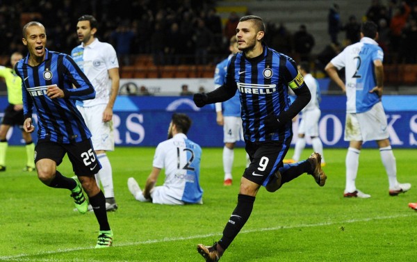 网友在梅西夜访诺坎普时偶遇他，梅西还向镜头打了招呼（夜访诺坎普的梅西被网友偶遇，并向镜头致意）