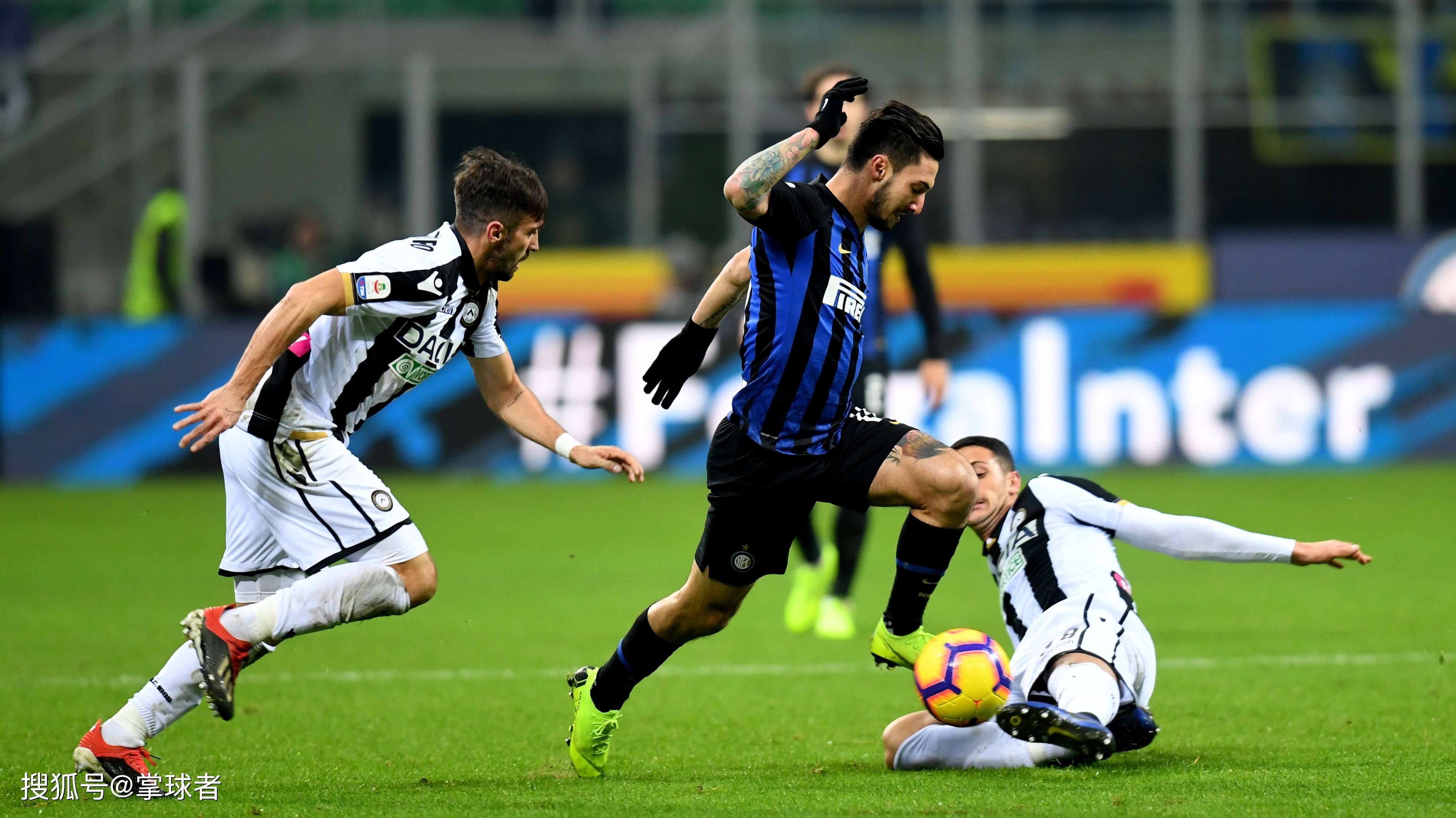 阿尔卡拉斯表演赛搞笑举动笑翻全场，指出乐观态度是最大武器（阿尔卡拉斯表演赛逗趣一幕引爆全场笑声，直言乐观心态是他最大的武器）