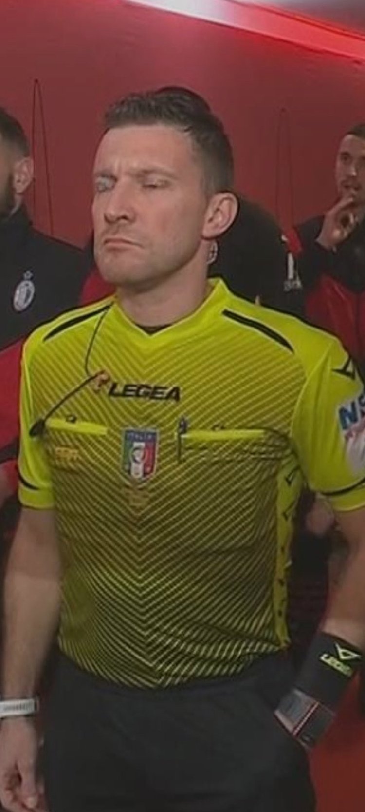 当选对阵巴黎全场最佳，诺伊尔社媒庆祝胜利：团队👊（诺伊尔对阵巴黎当选全场最佳，社媒庆胜发声：团队👊）