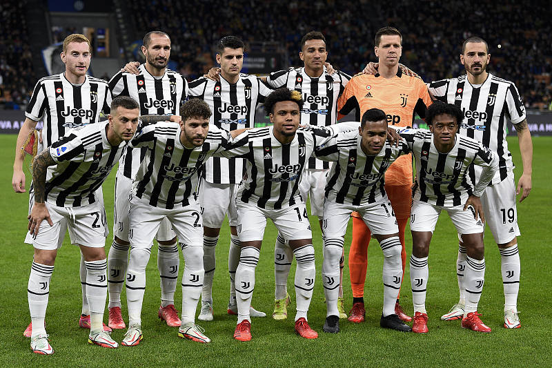 足球国足忙碌备战，训练场加练至夜晚