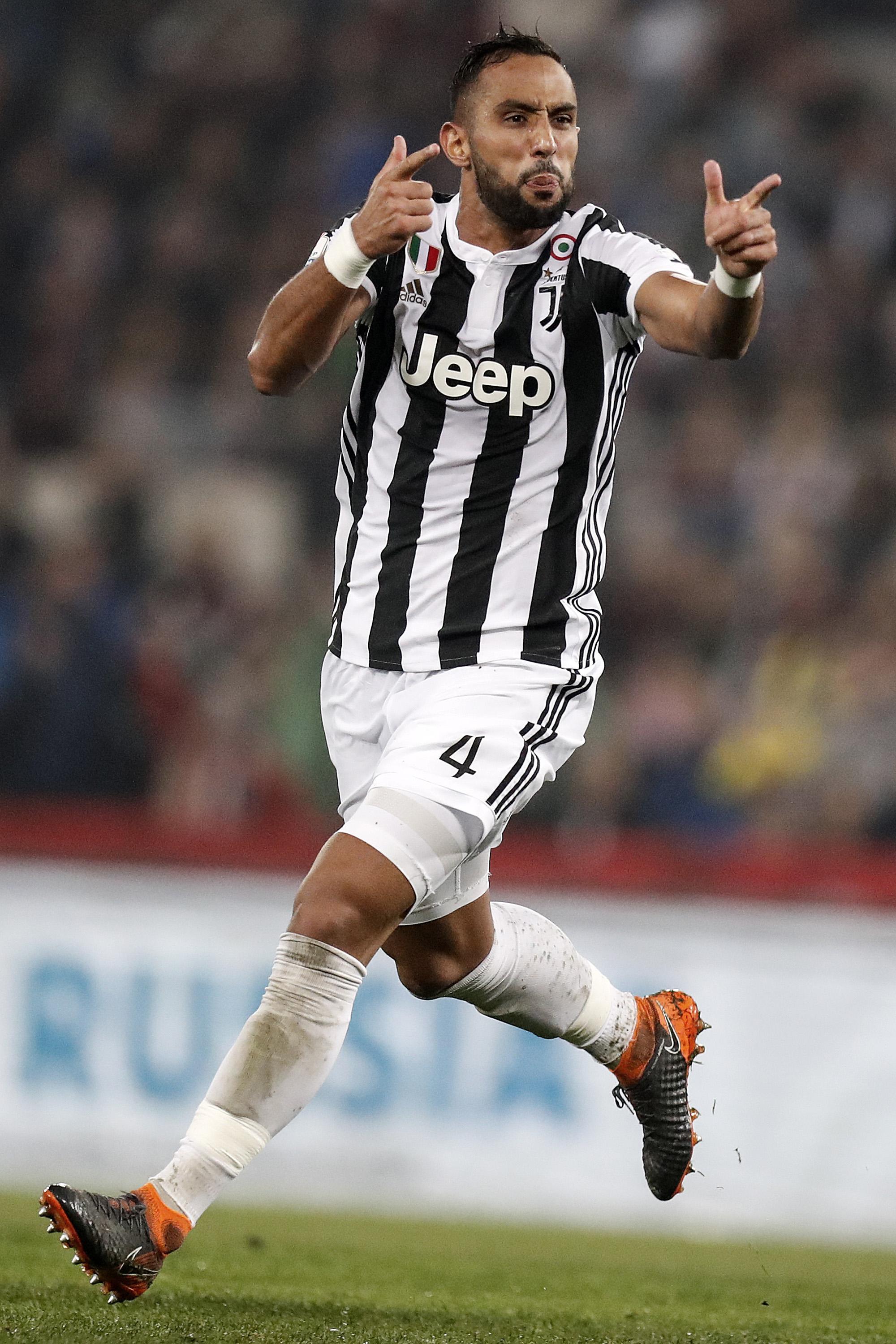 东北人冰雪上玩出花样，骑行健身与躺平同乐（东北冰雪玩法多，骑行健身与躺平齐欢乐）